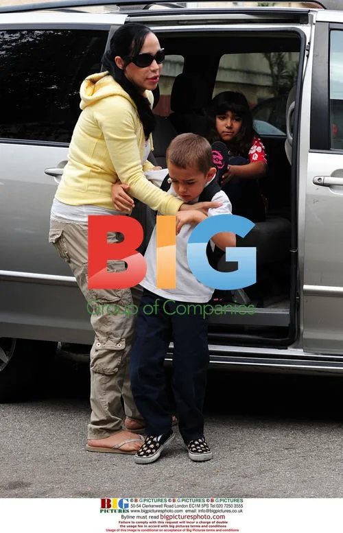 Octomom Nadya Suleman Double Parks to Drop Off Kids