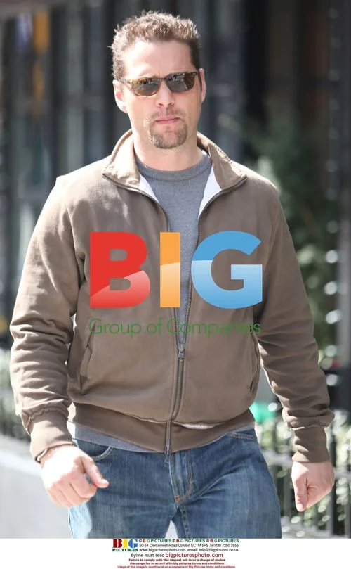 Jason Priestley strolls in downtown Vancouver