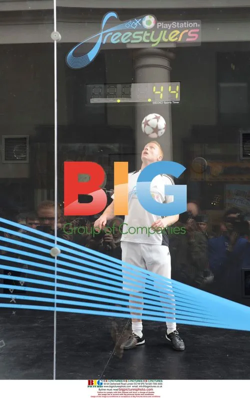 Freestyle footballer Dan Magness attempts Guinness World Record