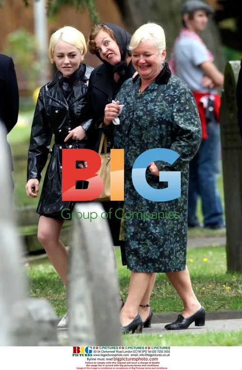 Jaime Winstone and Bob Hoskins on Dagenham Girls set
