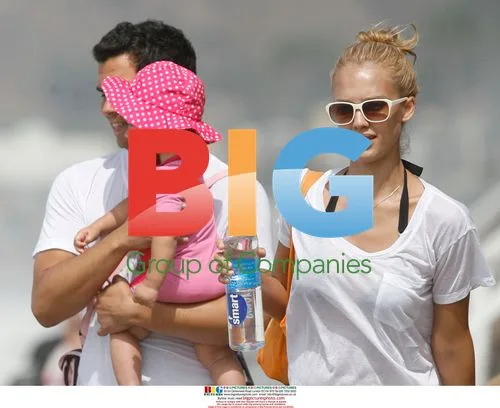 Jessica Alba at the beach with family