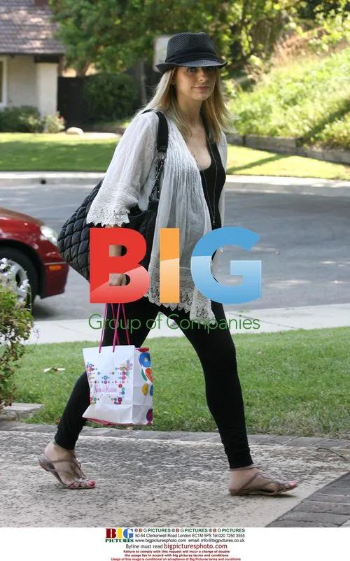 Sarah Michelle Gellar Brings Friend Gift in Calabasas