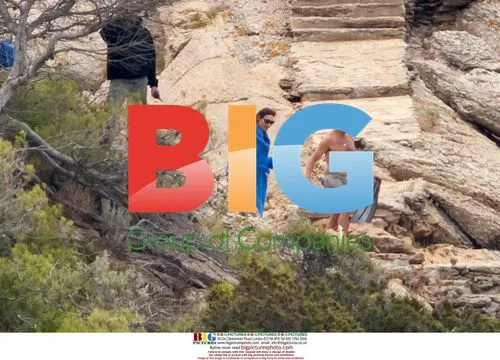 Sarkozy and Bruni-Sarkozy at the beach