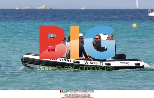 Kate Moss and friends arrive by dinghy