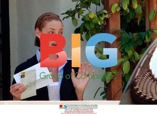 Katherine Heigl makes faces during visit with mother