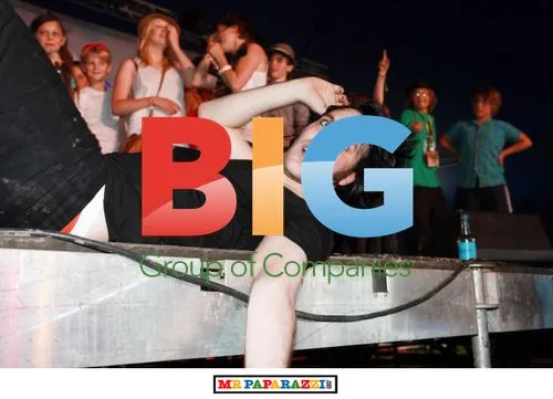 Noel Fielding mobbed at Big Chill Festival