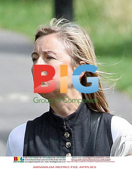 Fiona Phillips buys newspaper in London