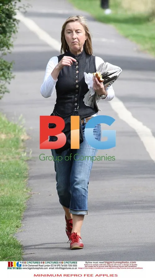 Fiona Phillips buys newspaper and snack