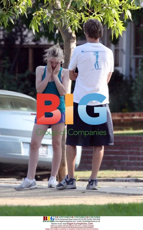 Dakota Fanning jogs with dad in park