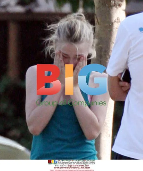 Dakota Fanning jogs with dad in park