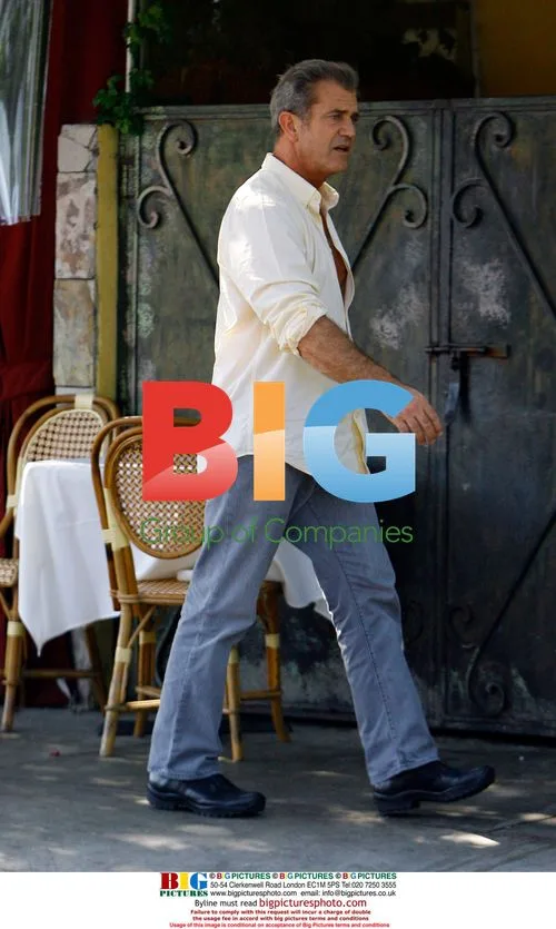 Mel Gibson and friend lunch, shop in Beverly Hills