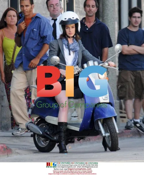 Anne Hathaway on 'Valentine's Day' set