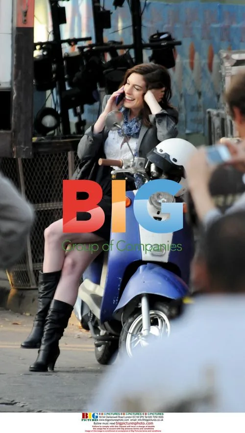 Anne Hathaway on 'Valentine's Day' set