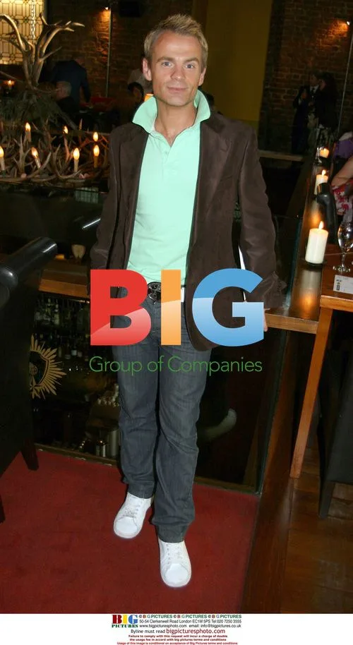Ian Powse Performs at Fundraiser