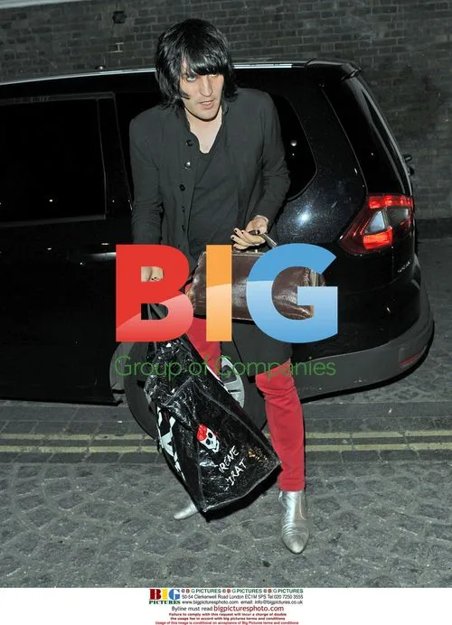 Noel Fielding arrives at Vibe bar for DJ set