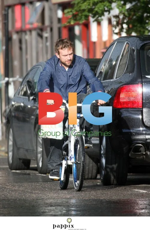 Blur Singer Damon Albarn Bikes Around London