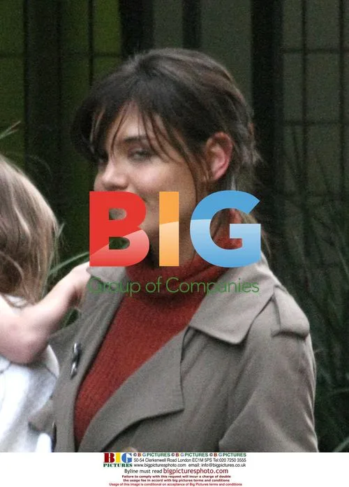 Tom Cruise visits Katie Holmes on set