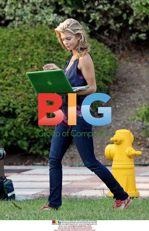 AnnaLynne McCord on '90210' set