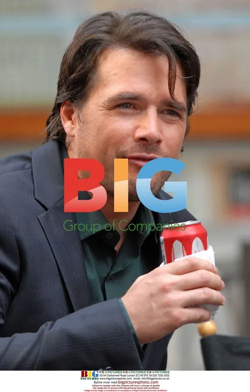Matthew Settle on Gossip Girl set