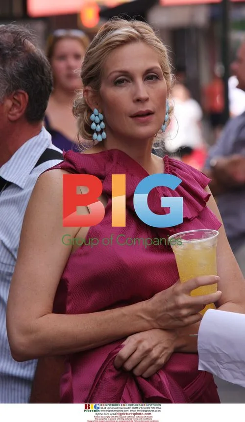 Matthew Settle, Chris Riggi, and Kelly Rutherford on "Gossip Girl" set