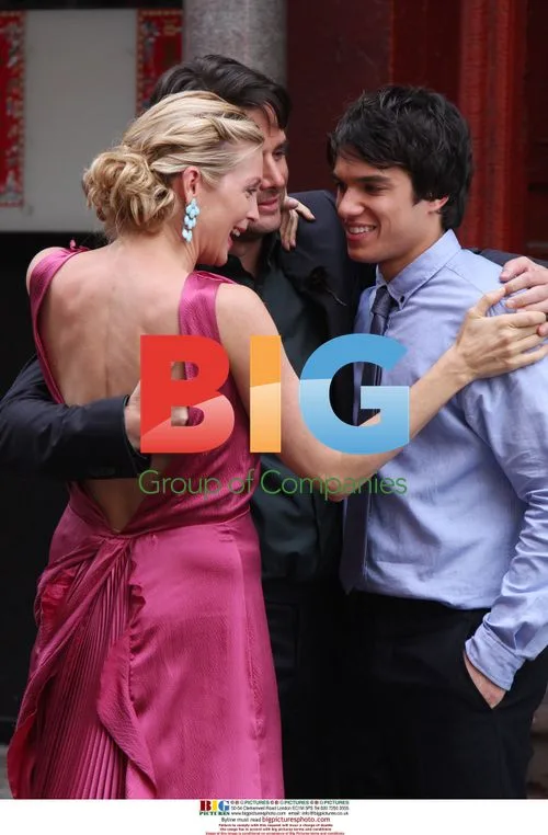 Matthew Settle, Chris Riggi and Kelly Rutherford on "Gossip Girl" set