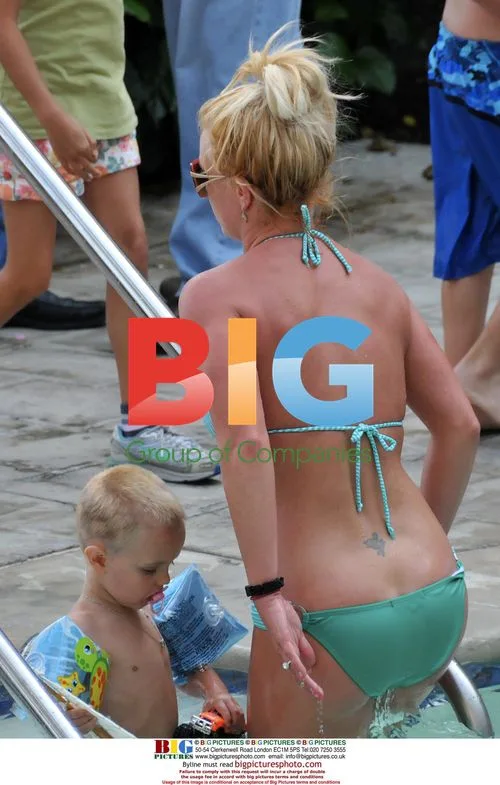 Britney Spears plays with sons at pool