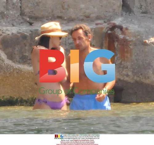 Sarkozy and Bruni-Sarkozy on holiday in France