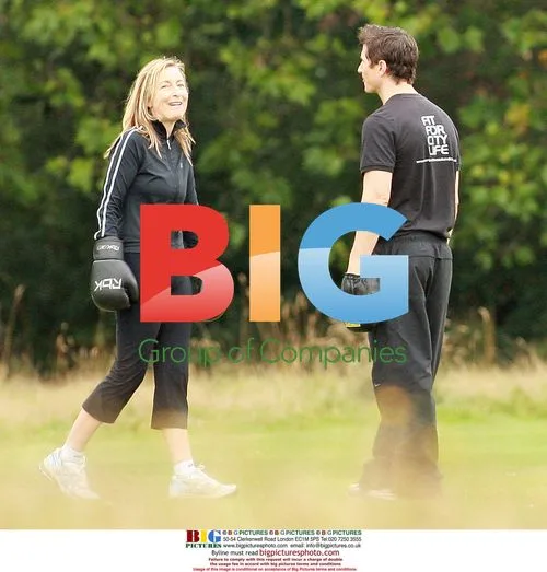 Fiona Philips Flirts with Personal Trainer
