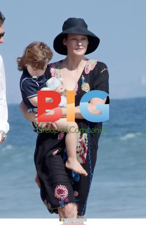 Linda Evangelista walks with son & partner