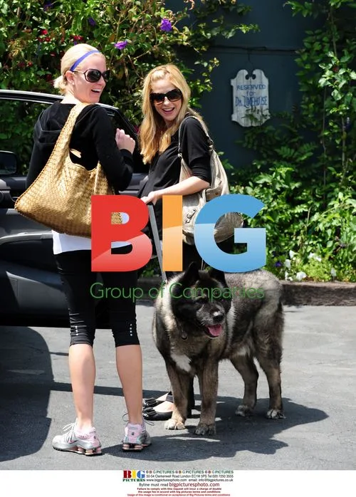 Pregnant Sarah Michelle Gellar with dog at vet