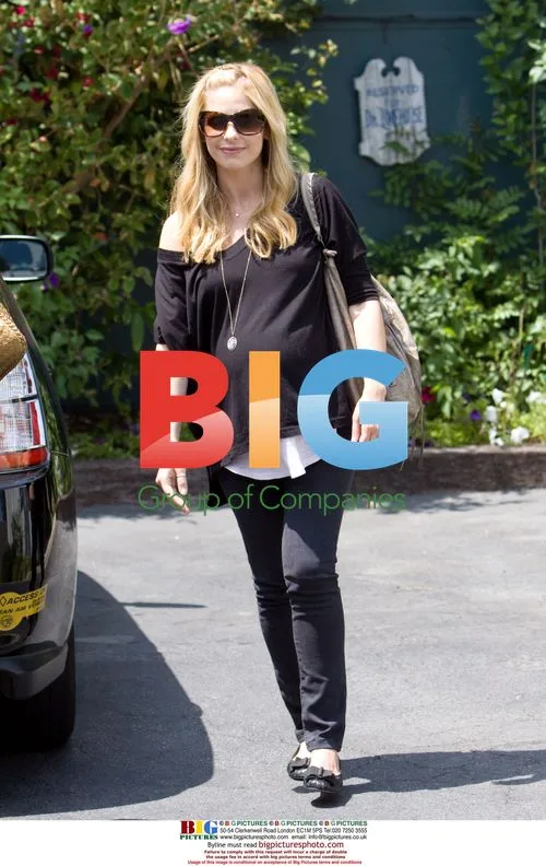 Pregnant Sarah Michelle Gellar with Dog