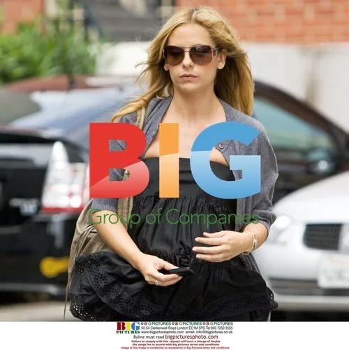 Pregnant Sarah Michelle Gellar gets coffee