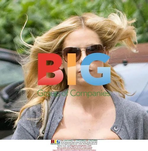 Pregnant Sarah Michelle Gellar gets coffee