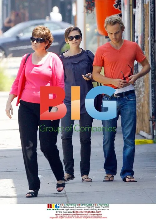 Ginnifer Goodwin and Joey Kern have Thai lunch