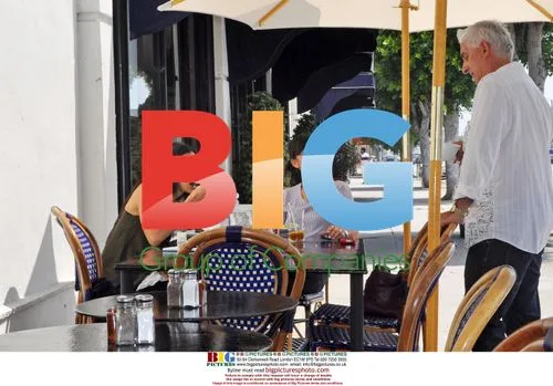 Lisa Ling Runs Into Fan During Lunch