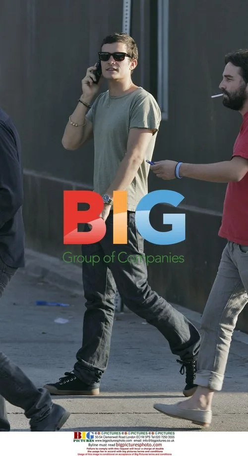 Orlando Bloom enjoys cigarette with friends