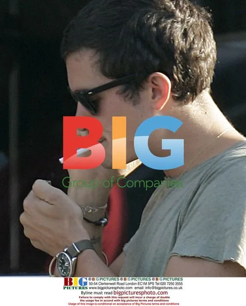 Orlando Bloom enjoys cigarette with friends