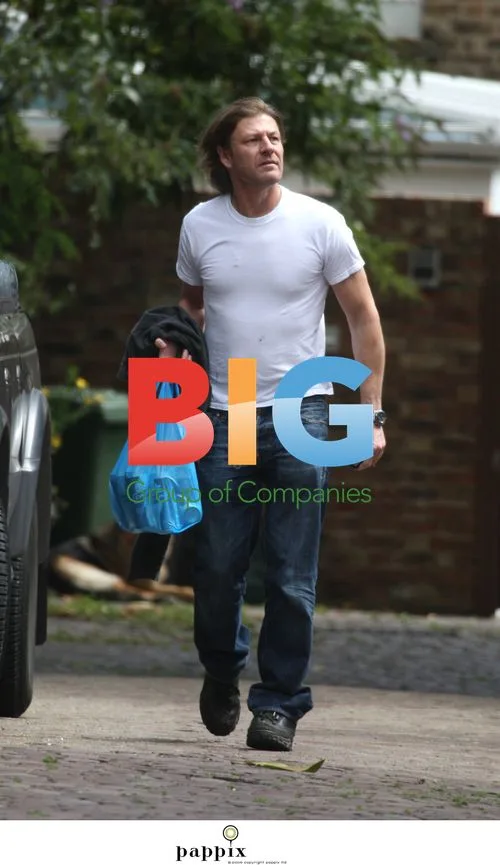 UK Actor Sean Bean Grabs Carling Beers