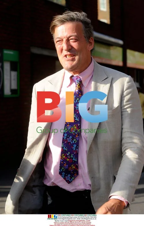 Celebrities leave Oval after Ashes match
