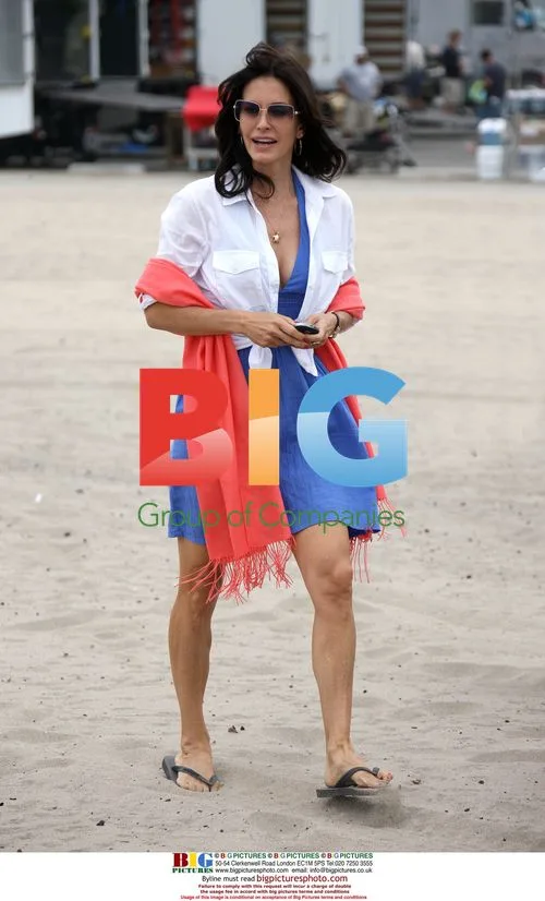 Courtney Cox on Cougar Town set