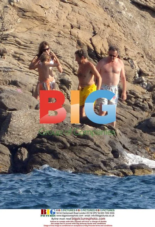 Sarkozy takes beach vacation with family
