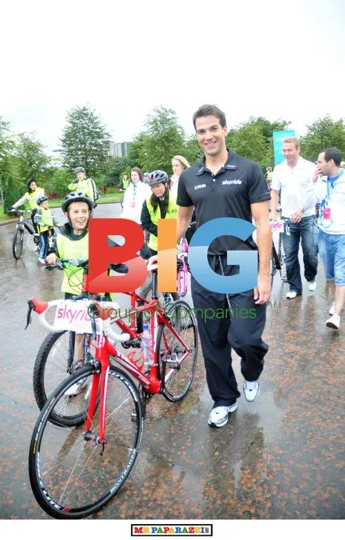 Gethin Jones and Sir Chris Hoy at skyrider event