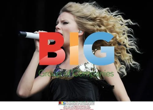 Taylor Swift Performs at V Festival