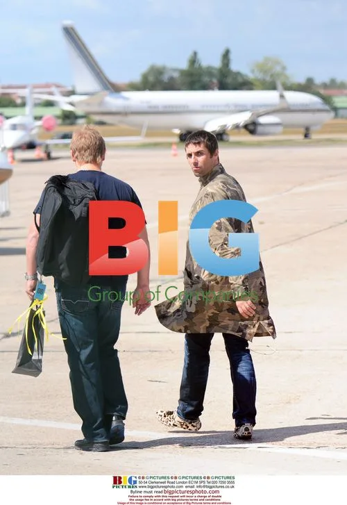 Oasis members leave hotel for airport