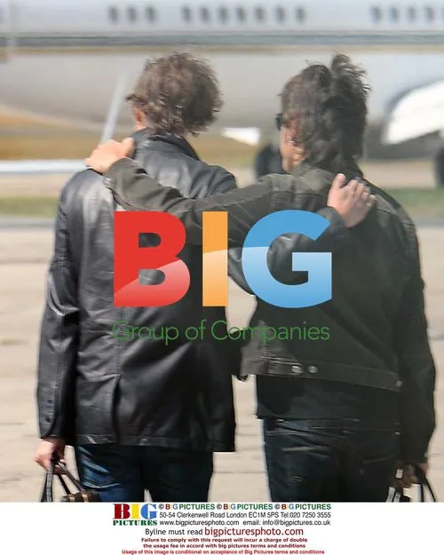 Oasis Members Leave Hotel for Airport