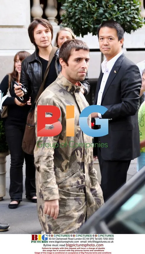 Oasis Band Members Leaving Hotel