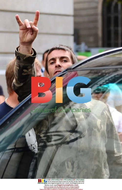 Oasis Band Members Leave Hotel for Airport