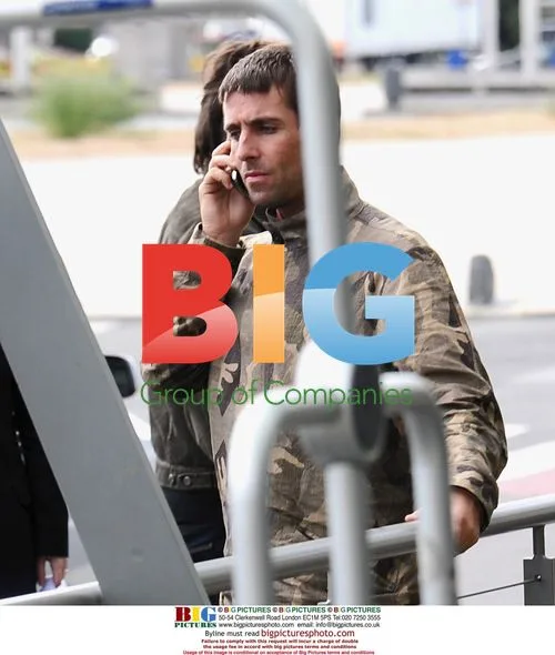 Oasis Band Members Leaving Hotel