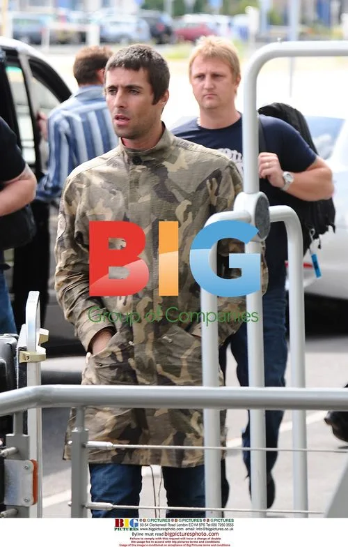 Oasis members leave hotel for airport