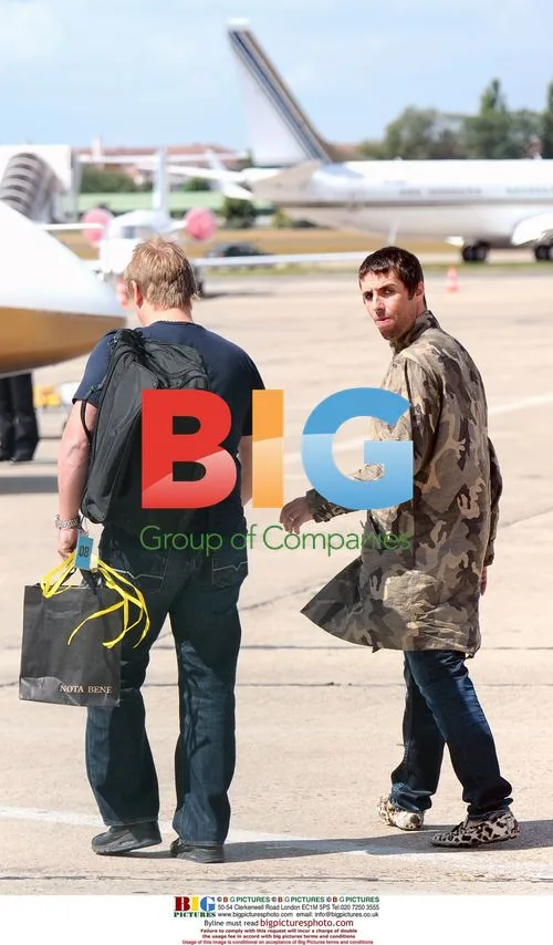 Oasis band members leaving hotel